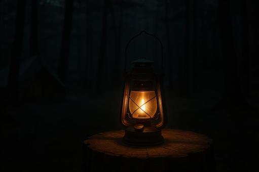 夜の森に灯るキャンプランタン 夜の森に灯るキャンプランタンの写真