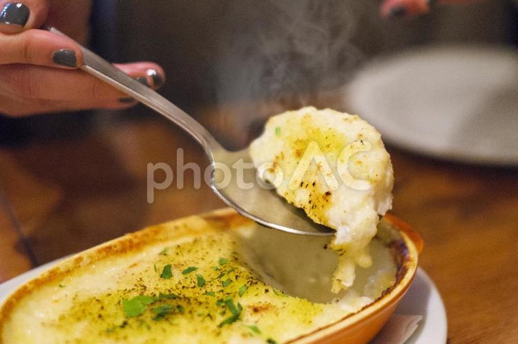 料理を取り分ける仕草 グラタン,グラタン皿,取り分けるの写真素材