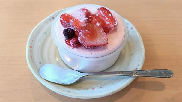 苺のカップアイスクリーム 苺のカップアイスクリーム 苺,いちご,ストロベリーの写真素材