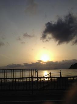 夕日と海 夕日と海の写真