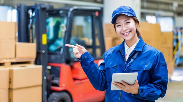 フォークリフトを指差す作業員の写真