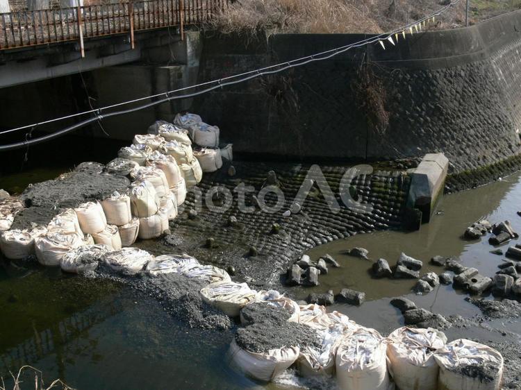 河川工事のため、せき止められた支流 川,河川,水の写真素材