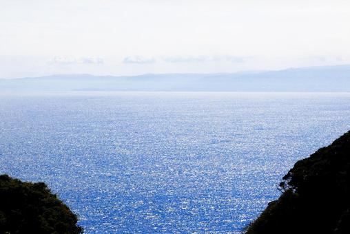 岩場から望む穏やかな海景 海,風景,自然の写真素材