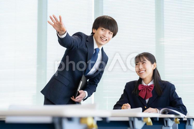学校で勉強を教える先生と女子高生 塾,教育,勉強の写真素材