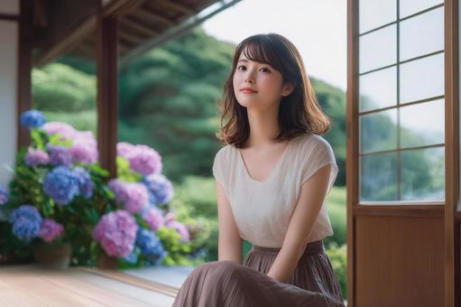 アジサイと古民家と女性の写真