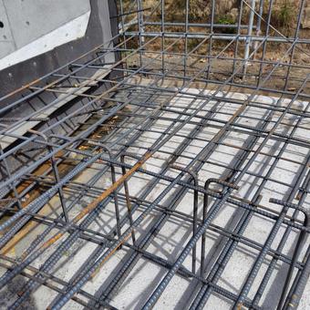 ため池改修工事の洪水吐・移行部の鉄筋の写真