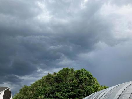 夏の嵐の前の空模様 夏の嵐の前の空模様の写真