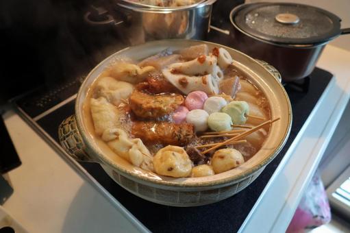 キッチンでおでんを煮ているところ おでん,鍋,熱々の写真素材