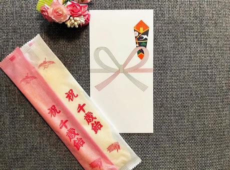 七五三のお祝い 千歳飴と祝儀袋 七五三のお祝い 千歳飴と祝儀袋の写真
