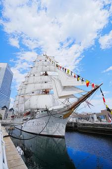 みなとみらいの風景 日本丸,満船飾,満帆展帆の写真素材