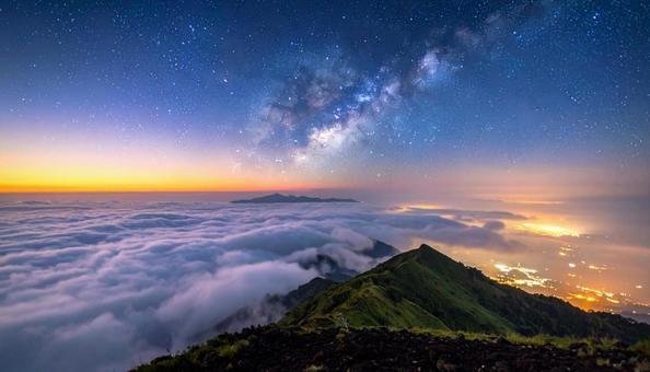 雲海と天の川の夜明けの写真