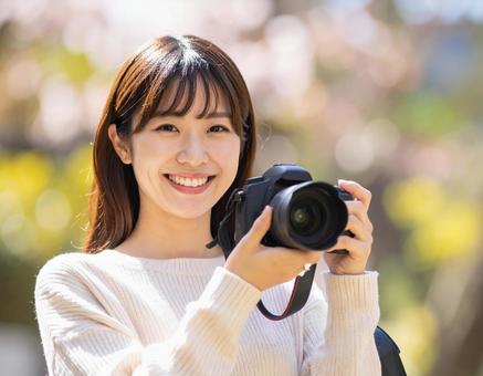 春の風景を撮影するカメラ女子 春の風景を撮影するカメラ女子の写真