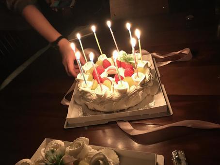 誕生日ケーキと灯るキャンドル 誕生日ケーキと灯るキャンドル バースデーケーキ,ロウソク,お祝いの写真素材