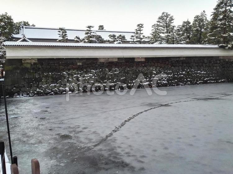 皇居のお堀の雪景色 皇居,お堀,氷結の写真素材