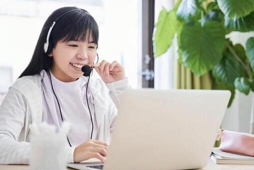 Japanese female junior high school students taking online lectures in the living room, học sinh trung học cơ sở, đàn bà, nhật bản, JPG