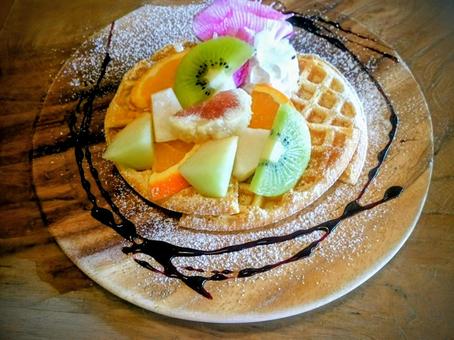 フルーツ盛りワッフルパンケーキ フルーツ盛りワッフルパンケーキの写真