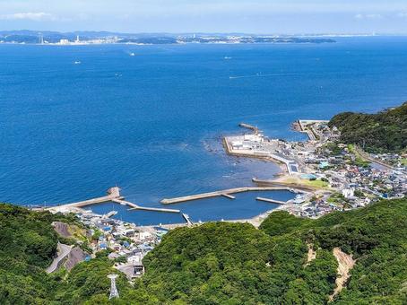 鋸山山頂駅展望台から金谷港と対岸の久里浜 鋸山山頂駅展望台から金谷港と対岸の久里浜 鋸山ロープウェー山頂駅展望台,金谷港,金谷漁港の写真素材