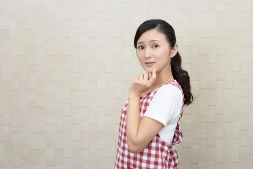 微笑むエプロン姿の女性 微笑むエプロン姿の女性 女性,主婦,空想の写真素材