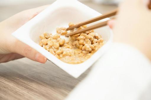 納豆を箸で混ぜる 納豆を箸で混ぜる 納豆,箸,糸の写真素材