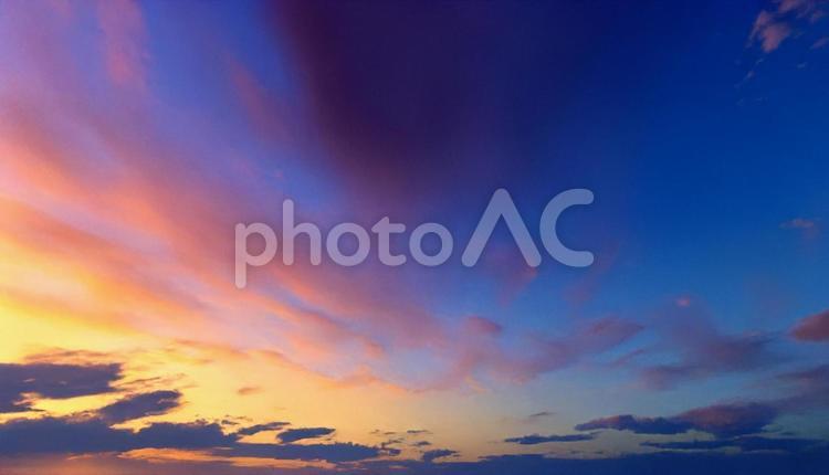 明け方の空（マジックアワー） マジックアワー,明け方,空の写真素材