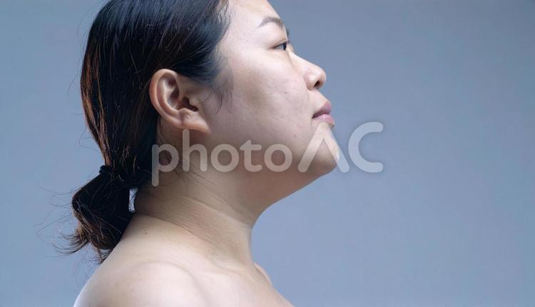 二重顎の女性の横顔 二重顎,シワ,顎の写真素材