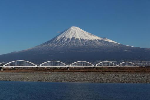 富士と鉄橋 富士と鉄橋 富士山,雪化粧,日本の象徴の写真素材