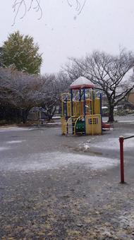雪の日の誰もいない公園 雪の日の誰もいない公園 雪,公園,冬の写真素材