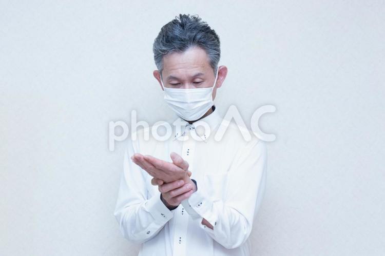 マスクをする中年男性4 脈,マスク,コロナの写真素材