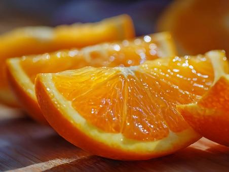 みずみずしくカットされた新鮮なオレンジの写真