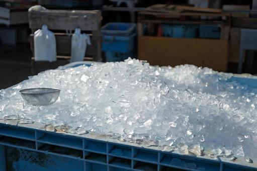 コンテナに大量に敷き詰められた氷 コンテナに大量に敷き詰められた氷 新鮮,食べ物,混雑したの写真素材