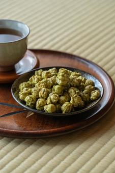 Matcha popcorn on tatami mats, JPG Matcha popcorn on tatami mats, JPG