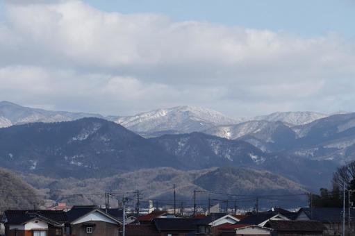 住宅地から見る雪景色の因幡の山々 冬景色,雪景色,山の写真素材