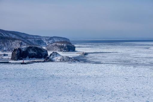 流氷が押し寄せたウトロ港 流氷が押し寄せたウトロ港 流氷原,流氷,氷に覆われたの写真素材