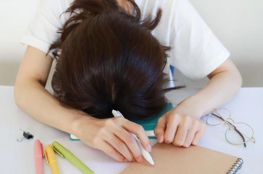 勉強疲れ、失敗イメージ 勉強疲れ、失敗イメージ 勉強疲れ,失敗,落ち込むの写真素材