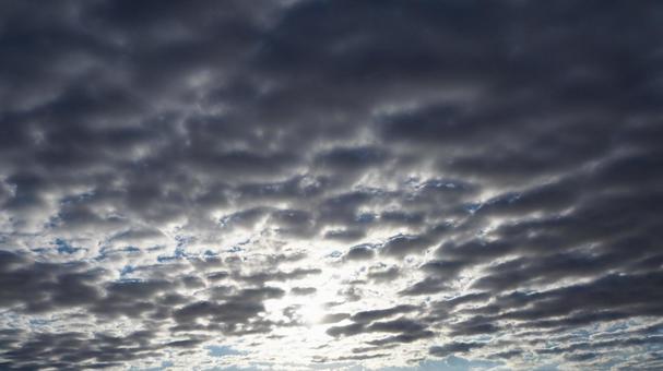 秋の空・青空を覆う羊雲&淡い光の太陽 秋の空・青空を覆う羊雲&淡い光の太陽の写真