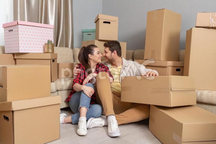 引っ越し作業中の男女 引越し,荷造り,男女の写真素材