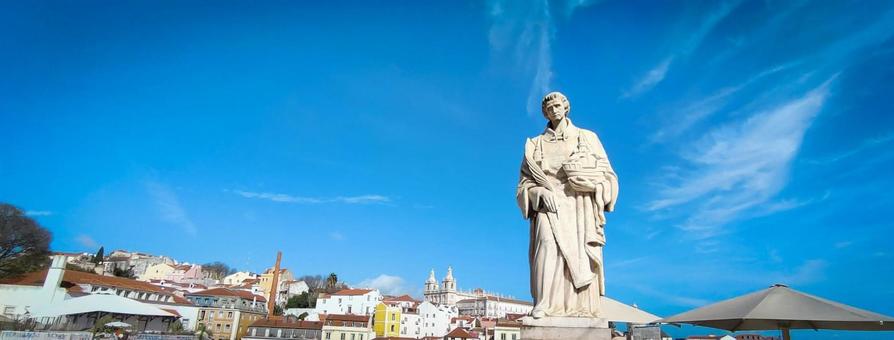 リスボンの展望地に立つ聖ヴィセンテ像 ポルトガル,リスボン,聖ヴィセンテ像の写真素材