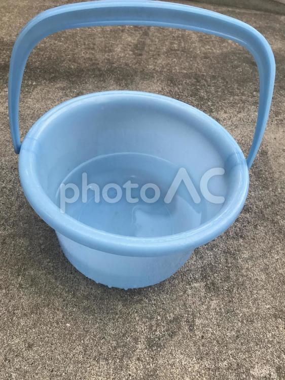 青いバケツ(水入り)  横から バケツ,樹脂,水の写真素材