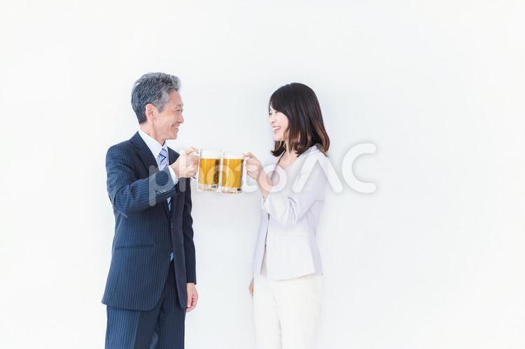 上司と乾杯をする女性社員 居酒屋,飲む,リフレッシュの写真素材