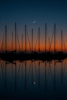 薄明のマリーナ影の写真