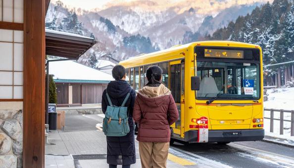 温泉旅館の玄関で送迎バスを待つ女性 温泉旅館の玄関で送迎バスを待つ女性の写真