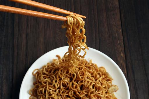 箸で食べる焼きそば 箸で食べる焼きそば 焼きそば,麺,箸の写真素材