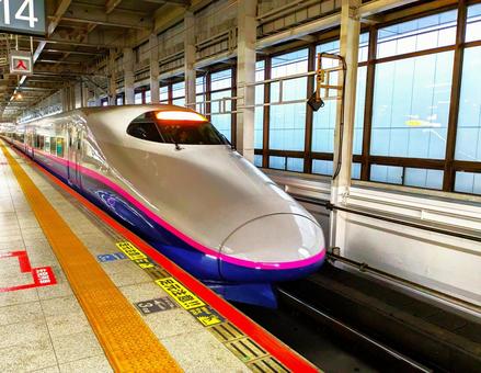 E2系(ハイコントラスト) E2系(ハイコントラスト) 新幹線,東北新幹線,やまびこの写真素材