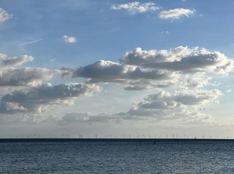 海と風力タービン イギリス 海と風力タービン イギリス 風力タービン,風力発電,再生可能の写真素材