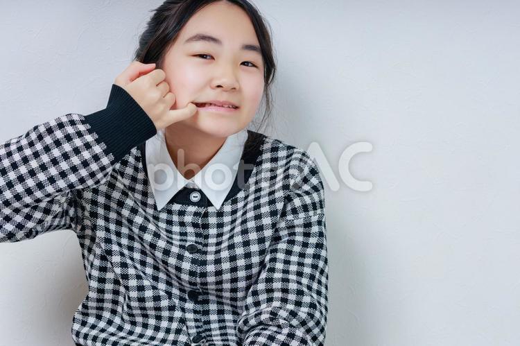 小指で口を引っ張っる女の子 笑顔,女性,小学生の写真素材