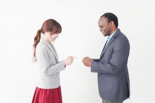 名刺交換をする2人のビジネスパーソン 名刺交換をする2人のビジネスパーソン キャリアウーマン,コミュニケーション,自己紹介の写真素材