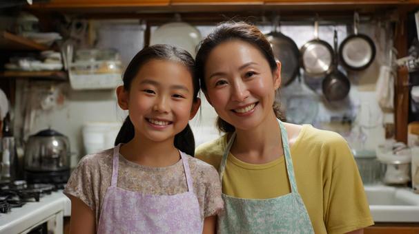 キッチンに立つ母と娘5 キッチンに立つ母と娘5の写真