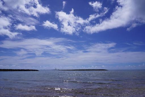 中城(なかぐすく)モール裏ビーチの海と空 中城(なかぐすく)モール裏ビーチの海と空の写真