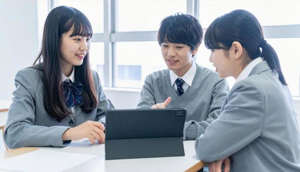 タブレットを使って協働的に学ぶ生徒たち タブレットを使って協働的に学ぶ生徒たちの写真