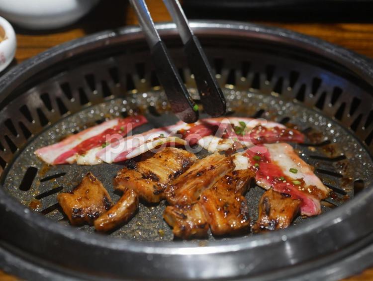 韓国式の焼肉料理店（サムギョプサル） 韓国,焼肉,肉の写真素材